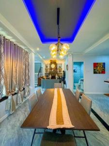 tavolo da pranzo con sedie e soffitto blu di R-Haus Baguio a Baguio Altre 17 foto