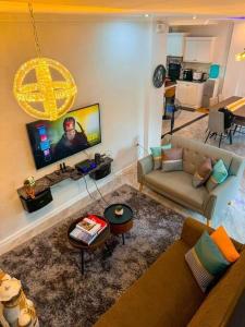 un soggiorno con un divano e una TV di R-Haus Baguio a Baguio