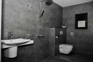 une salle de bain avec douche, lavabo et toilettes dans l'établissement Solace Villa, à Dikwella