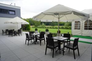 Patio alebo iná vonkajšia časť ubytovania Hotel Poznański A2