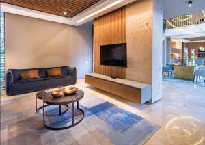 una sala de estar con un sofá y una mesa en Villa One by IHR, en Rivière Noire