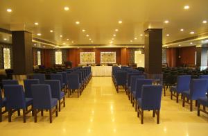 un salón de banquetes con sillas azules y mesa en Hotel Sonar Tori en Agartala