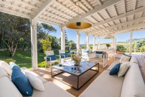 Una sala de estar con un sofá blanco y una mesa. en Villa Guincho Cascais | Ocean View | 16pax | Maid, en Alcabideche 65 fotos más