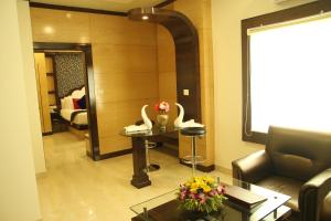uma sala de estar com um sofá e cisnes numa mesa em Hotel Sonar Tori em Agartala