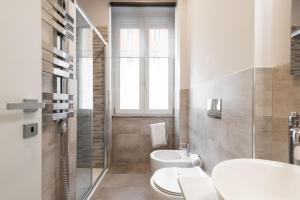un baño con inodoro y lavabo en Winkler Suites, en Roma