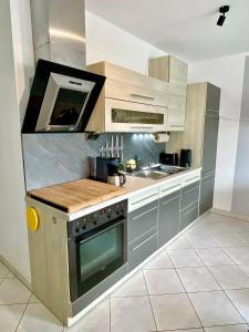 Kuchyň nebo kuchyňský kout v ubytování Apartment Krautinsel mit Seeblick