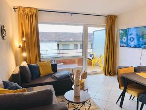 TV a/nebo společenská místnost v ubytování Apartment Krautinsel mit Seeblick