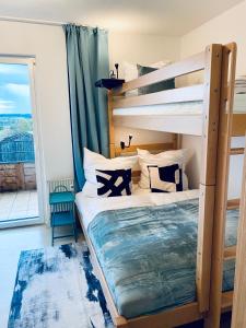 Postel nebo postele na pokoji v ubytování Apartment Krautinsel mit Seeblick