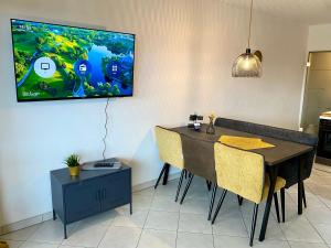 TV a/nebo společenská místnost v ubytování Apartment Krautinsel mit Seeblick
