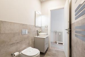 Un baño de Winkler Suites