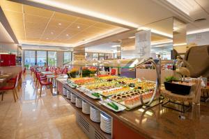 bufet w restauracji z dużą ilością jedzenia w obiekcie Hotel Servigroup La Zenia 4 Sup w mieście Playas de Orihuela
