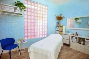 sypialnia z łóżkiem, krzesłem i oknem w obiekcie Hotel Servigroup La Zenia 4 Sup w mieście Playas de Orihuela