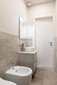 Un baño de Winkler Suites