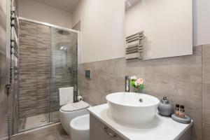 Un baño de Winkler Suites