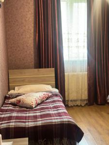 A bed or beds in a room at Guest house chavchavadze N23