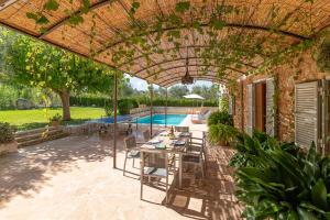 Bazén v ubytování Villa La Corbaia by Sealand Villas nebo v jeho okolí