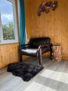 Część wypoczynkowa w obiekcie Escapade Romantique en Chalet Nature, Calme et Douceur au Bord de Marne
