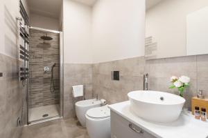 Un baño de Winkler Suites