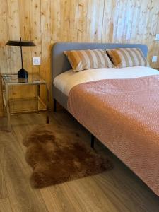 Łóżko lub łóżka w pokoju w obiekcie Escapade Romantique en Chalet Nature, Calme et Douceur au Bord de Marne