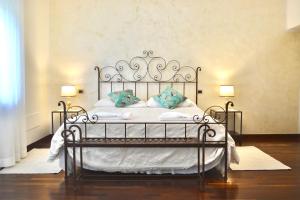 A bed or beds in a room at Agriturismo Colle Mura