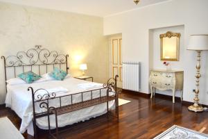 A bed or beds in a room at Agriturismo Colle Mura