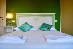 A bed or beds in a room at Agriturismo Colle Mura