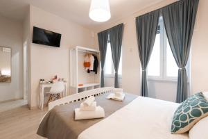Un dormitorio con una cama grande con toallas. en Winkler Suites, en Roma