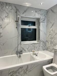 Koupelna v ubytování Entire House - Near Etihad stadium and Central Manchester