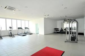 Fitness centrum a/nebo fitness zařízení v ubytování AZFA Duplex Suite at De Centrum Putrajaya Bangi FREE WIFI