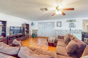 TV a/nebo společenská místnost v ubytování Lakefront Living