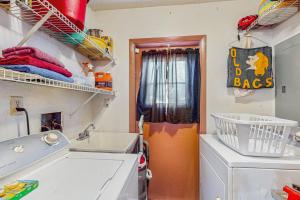 Kuchyň nebo kuchyňský kout v ubytování Lakefront Living + 17 fotografií