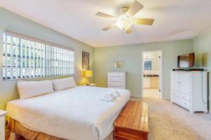 Postel nebo postele na pokoji v ubytování Lakefront Living