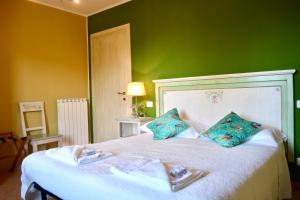 A bed or beds in a room at Agriturismo Colle Mura
