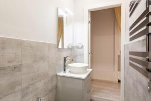 Un baño de Winkler Suites