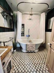 baño con bañera y suelo a cuadros en Stunning Sea View Penthouse, en Kent 14 fotos más