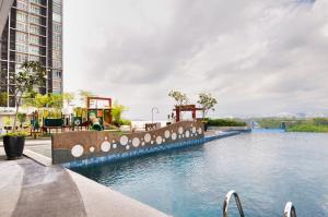 Bazén v ubytování AZFA Duplex Suite at De Centrum Putrajaya Bangi FREE WIFI nebo v jeho okolí