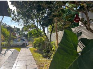 una casa con un coche aparcado junto a una acera en Lar Schmidt, en Torres