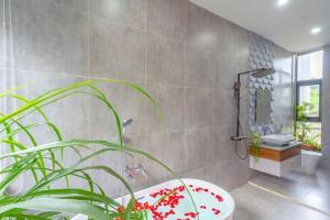 Koupelna v ubytování Villa GR Gần Trung Tâm Đà Nẵng + 14 fotografií
