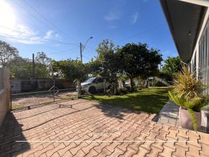 una entrada de ladrillo frente a una casa en Lar Schmidt, en Torres