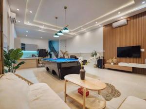 TV a/nebo společenská místnost v ubytování Villa GR Gần Trung Tâm Đà Nẵng