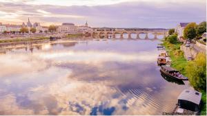 Výhled na řeku, která protéká v blízkosti ubytování na lodi