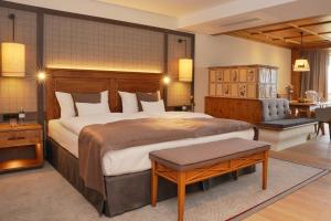 Postel nebo postele na pokoji v ubytování Interalpen-Hotel Tyrol