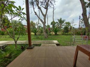 Nêst Guesthouse Tetebatu外面的花园