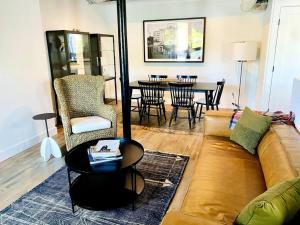 una sala de estar con un sofá y una mesa en Unit C, The Kroger Lofts, en Charlevoix