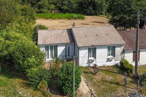 una vista aérea de una casa blanca en La Raboliote -Maison 3 chambres- jardin - 15 min Parc Fédéral Lamotte - CAUTION OBLIGATOIRE, en Brinon-sur-Sauldre