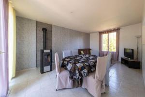 1 dormitorio con 1 cama con mesa y sillas en La Raboliote -Maison 3 chambres- jardin - 15 min Parc Fédéral Lamotte - CAUTION OBLIGATOIRE, en Brinon-sur-Sauldre 13 fotos más