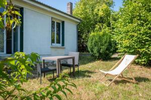 una mesa y sillas en el patio de una casa en La Raboliote -Maison 3 chambres- jardin - 15 min Parc Fédéral Lamotte - CAUTION OBLIGATOIRE, en Brinon-sur-Sauldre