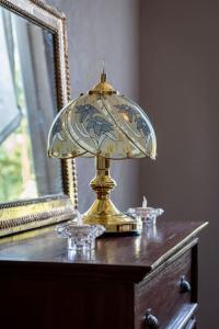 una lámpara sentada en la parte superior de un tocador en La Raboliote -Maison 3 chambres- jardin - 15 min Parc Fédéral Lamotte - CAUTION OBLIGATOIRE, en Brinon-sur-Sauldre