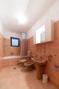 W łazience znajduje się umywalka, toaleta i umywalka. w obiekcie House Villa Petar 1 w mieście Zadar