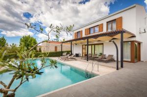 Bazén v ubytování Villa Terra Gialla nebo v jeho okolí